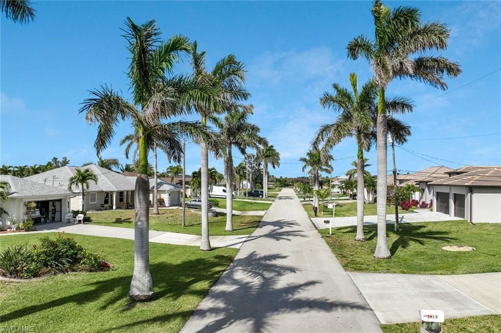 Image 4 of property listing at 2017 SW 31st TER, Cape Coral, FL 33914