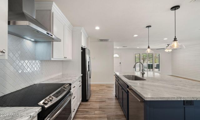 2255 E PIESTEWA PEAK Drive, Phoenix, AZ 85016