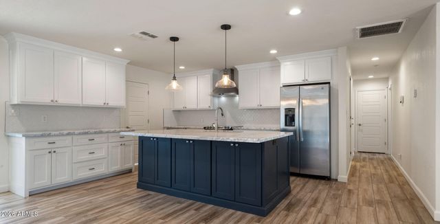 2255 E PIESTEWA PEAK Drive, Phoenix, AZ 85016