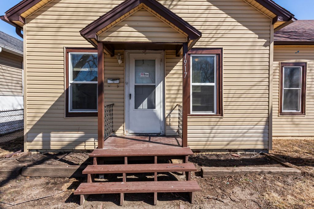 1917 S 11TH Street, Council Bluffs, IA 51501