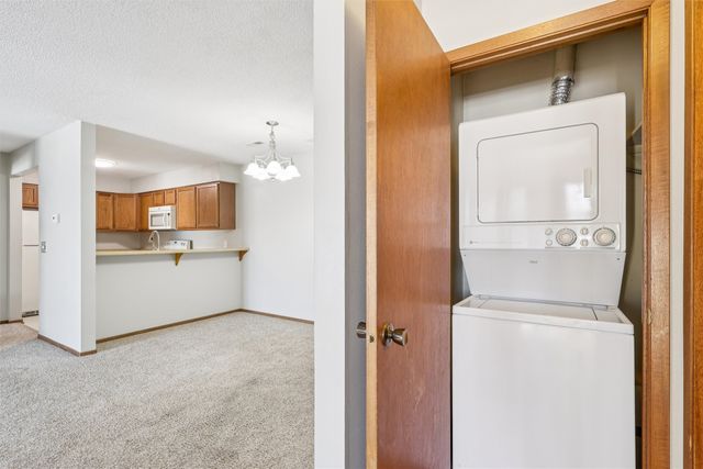 4829 86th Street 6, Urbandale, IA 50322