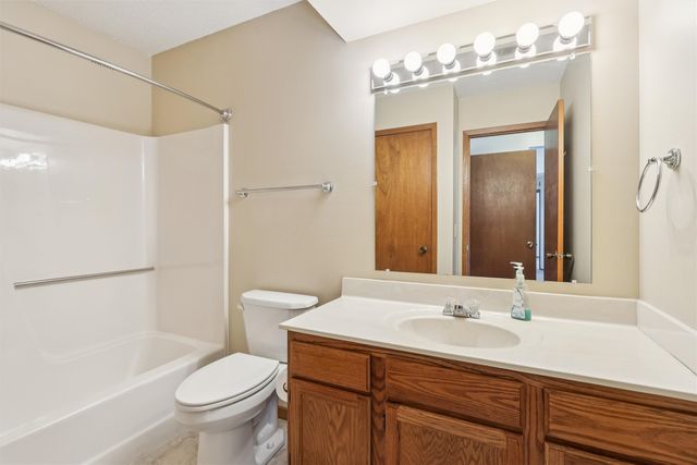 4829 86th Street 6, Urbandale, IA 50322