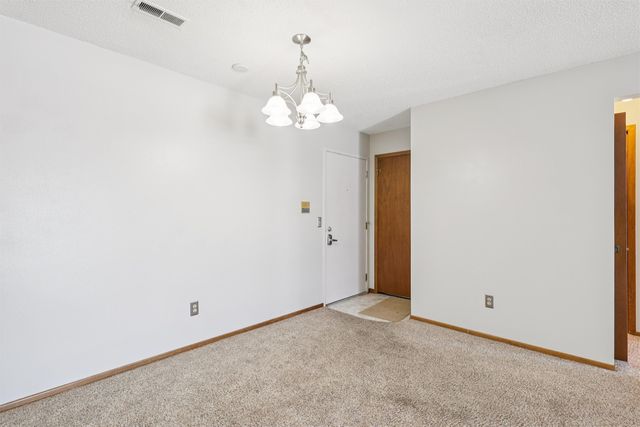 4829 86th Street 6, Urbandale, IA 50322