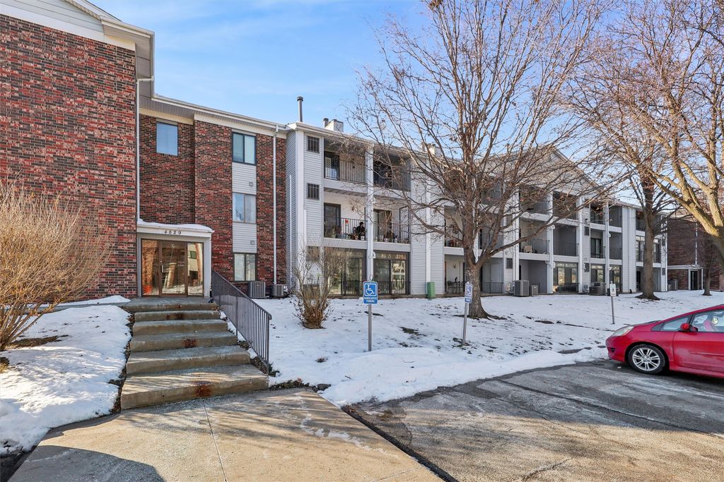 4829 86th Street 6, Urbandale, IA 50322