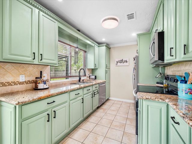 205 Oak Harbor Dr, Houston, TX 77062
