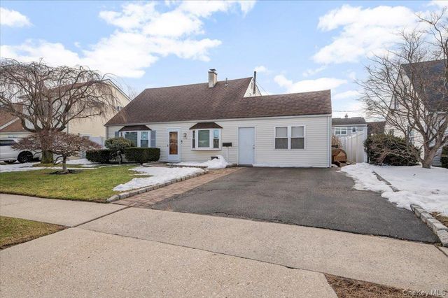 122 Balsam Lane, Levittown, NY 11756