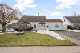122 Balsam Lane, Levittown, NY 11756