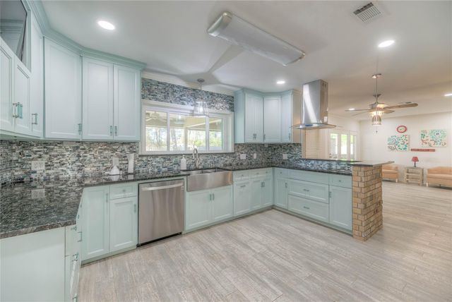 308 Trailwood Drive, Crockett, TX 75835