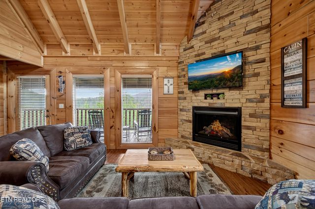 1937 Cougar Crossing Way, Sevierville, TN 37876