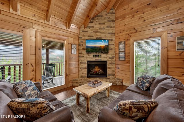 1937 Cougar Crossing Way, Sevierville, TN 37876