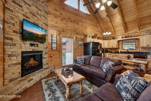 1937 Cougar Crossing Way, Sevierville, TN 37876