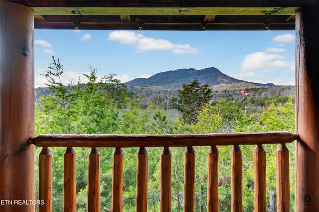 1937 Cougar Crossing Way, Sevierville, TN 37876