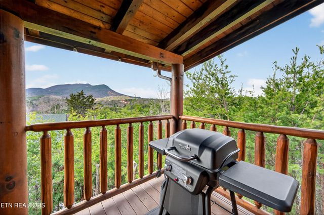 1937 Cougar Crossing Way, Sevierville, TN 37876