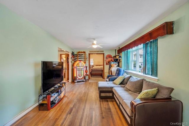 14 Urn Court, Brentwood, NY 11717