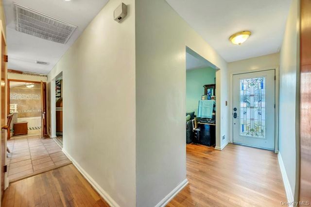 14 Urn Court, Brentwood, NY 11717