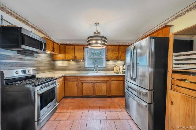 14 Urn Court, Brentwood, NY 11717