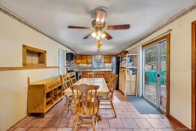 14 Urn Court, Brentwood, NY 11717