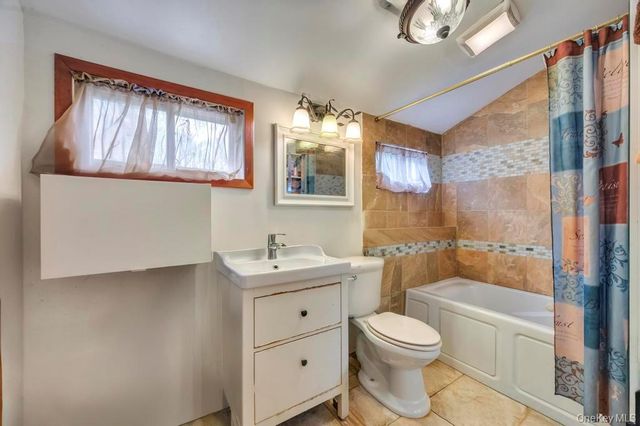 14 Urn Court, Brentwood, NY 11717