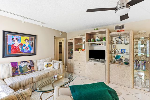 314 Knotty Pine Circle C-1, Greenacres, FL 33463