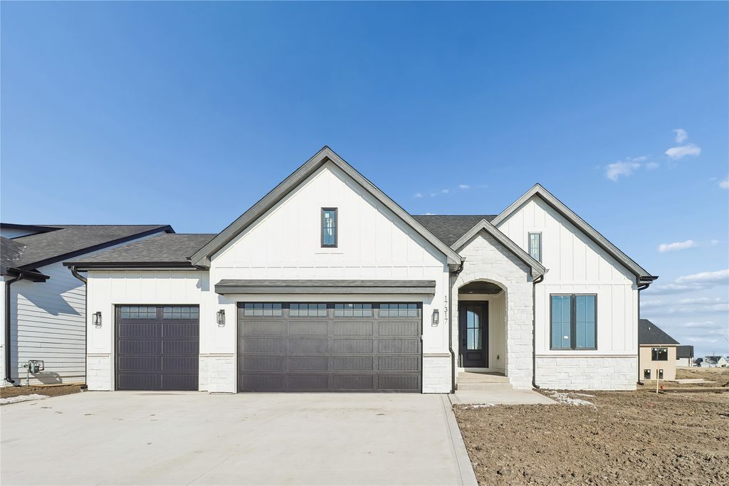 17317 Brookview Drive, Urbandale, IA 50263