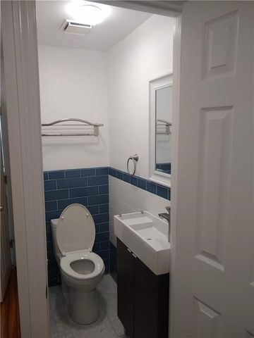 27 Mount Vernon Street 1, Newport, RI 02840