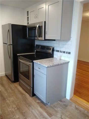27 Mount Vernon Street 1, Newport, RI 02840