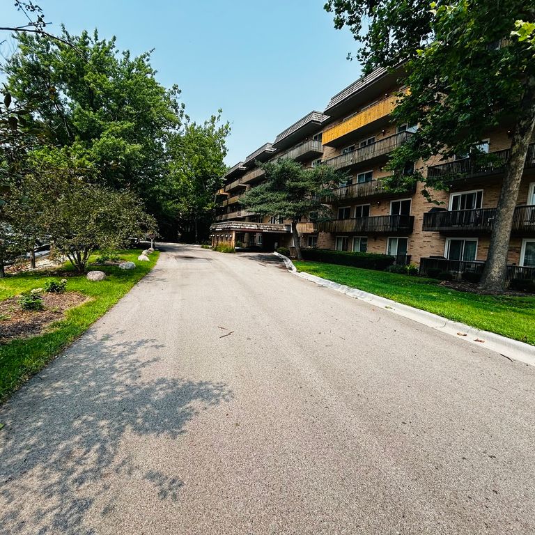 505 Redondo Drive 205, Downers Grove, IL 60516