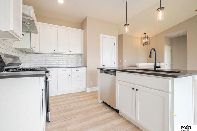 7926 N 94 Street, Omaha, NE 68122