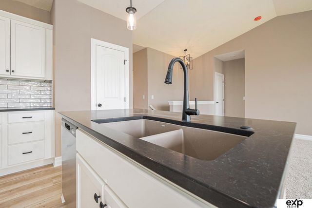 7926 N 94 Street, Omaha, NE 68122