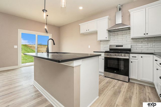 7926 N 94 Street, Omaha, NE 68122