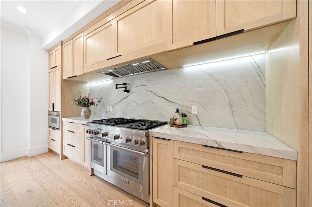 Image 9 of property listing at 3401 Colbert Avenue, Los Angeles, CA 90066