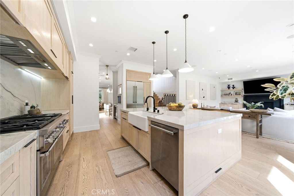 Image 10 of property listing at 3401 Colbert Avenue, Los Angeles, CA 90066