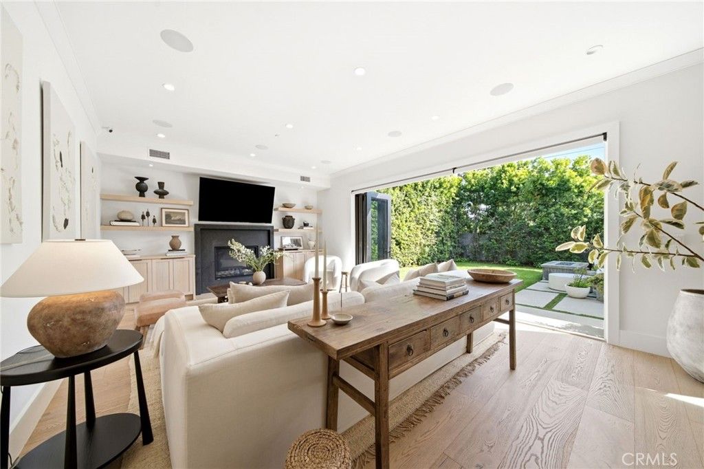Image 13 of property listing at 3401 Colbert Avenue, Los Angeles, CA 90066