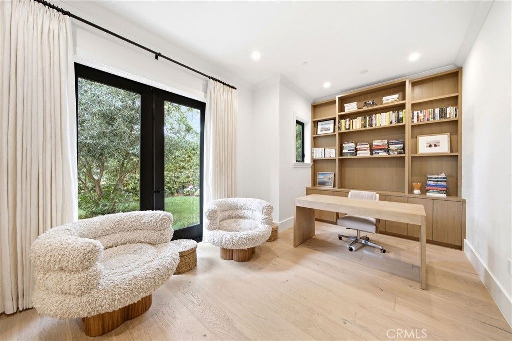 Image 15 of property listing at 3401 Colbert Avenue, Los Angeles, CA 90066
