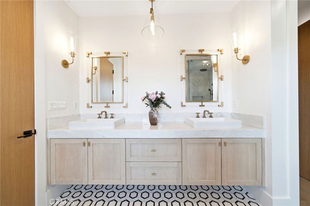 Image 20 of property listing at 3401 Colbert Avenue, Los Angeles, CA 90066
