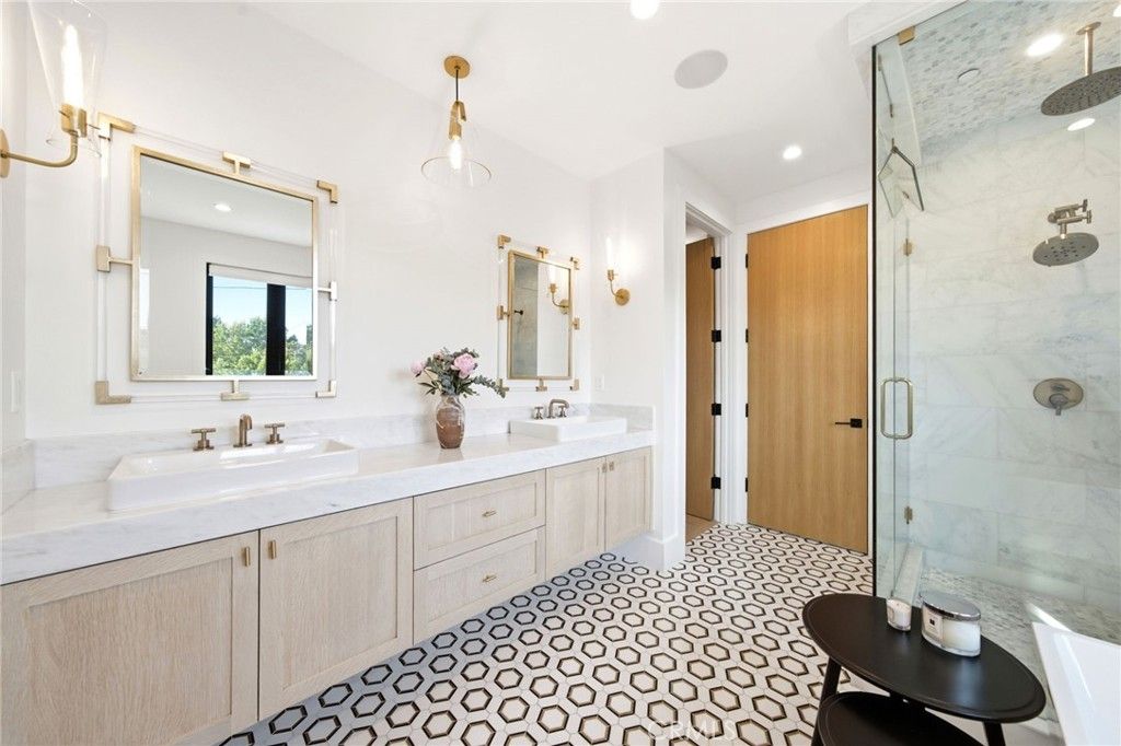 Image 21 of property listing at 3401 Colbert Avenue, Los Angeles, CA 90066