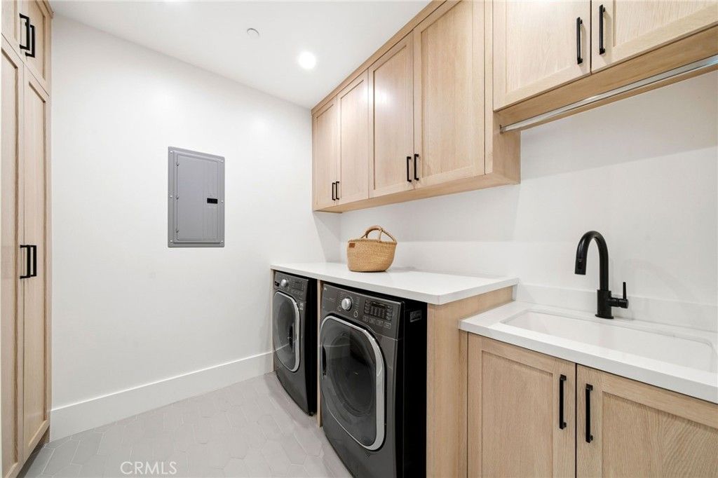 Image 24 of property listing at 3401 Colbert Avenue, Los Angeles, CA 90066