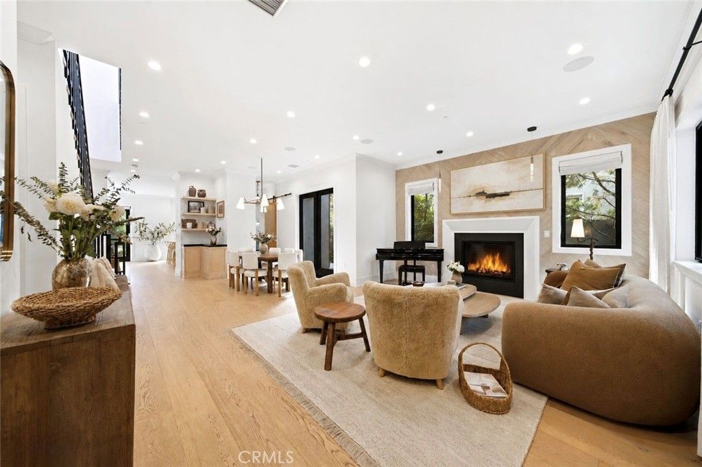 Image 2 of property listing at 3401 Colbert Avenue, Los Angeles, CA 90066