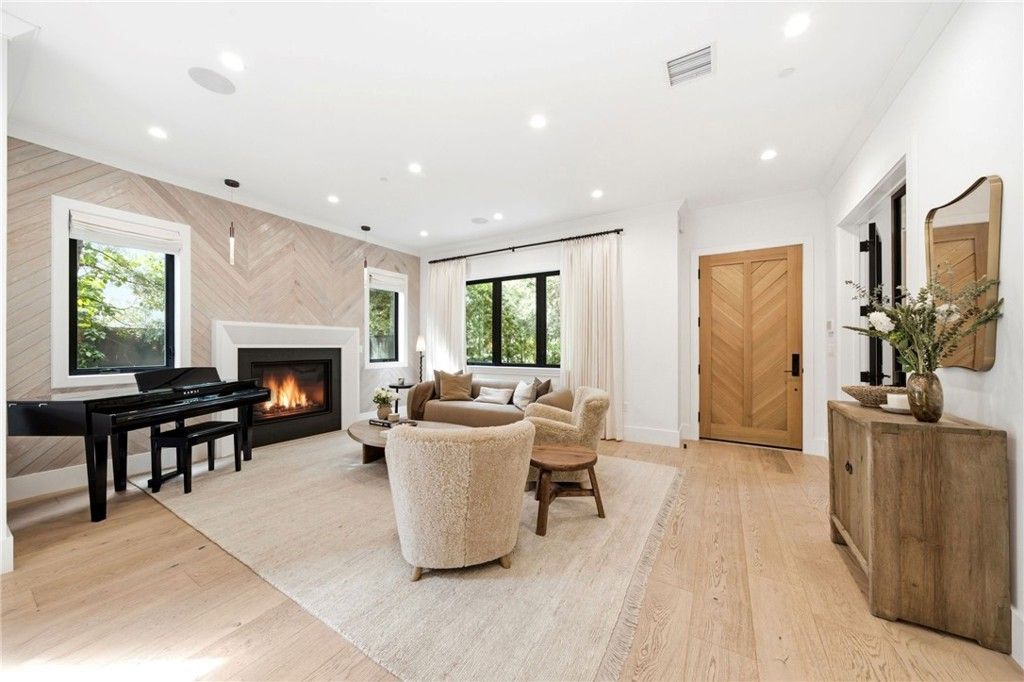 Image 3 of property listing at 3401 Colbert Avenue, Los Angeles, CA 90066