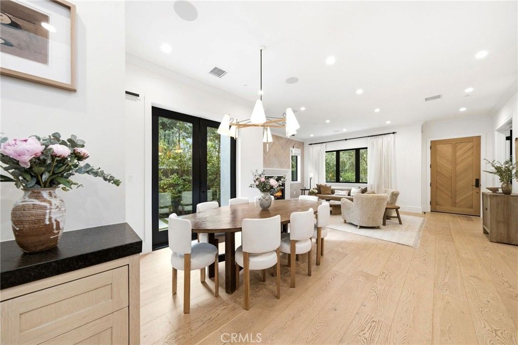 Image 4 of property listing at 3401 Colbert Avenue, Los Angeles, CA 90066