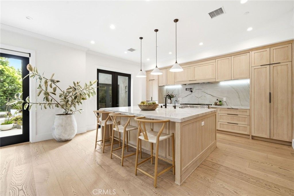 Image 6 of property listing at 3401 Colbert Avenue, Los Angeles, CA 90066
