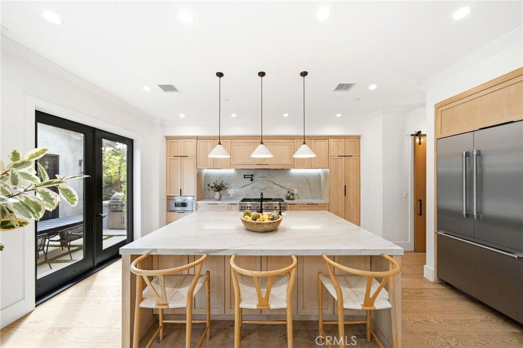 Image 7 of property listing at 3401 Colbert Avenue, Los Angeles, CA 90066