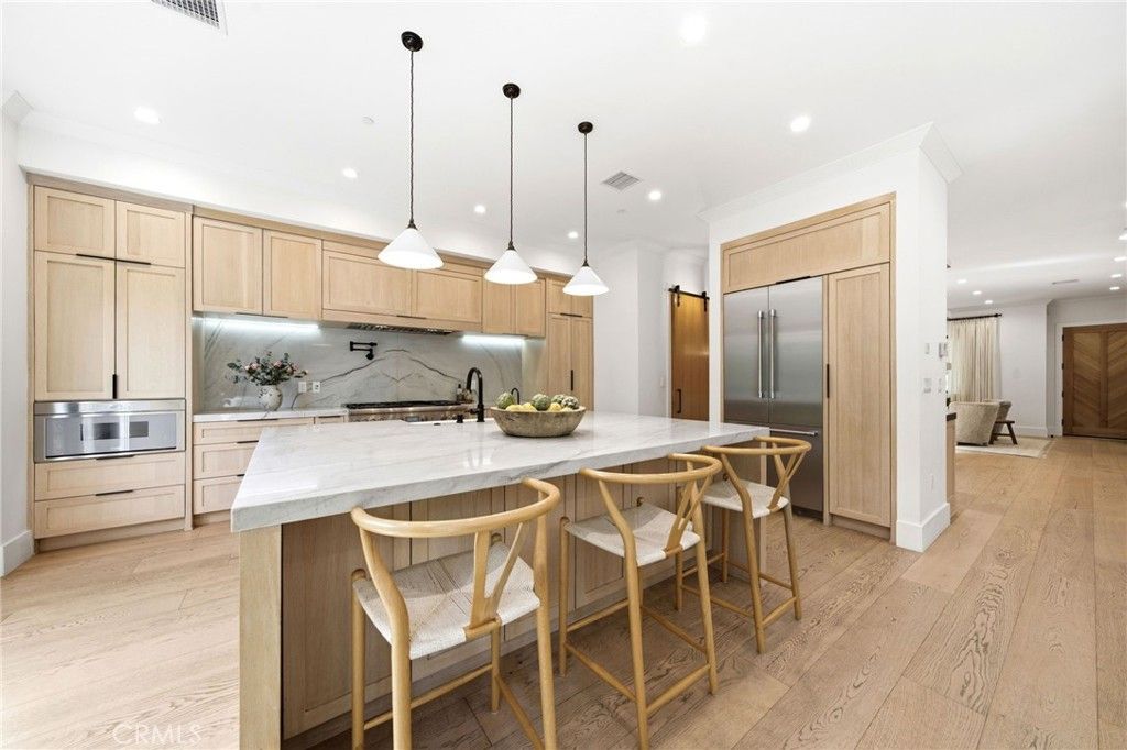 Image 8 of property listing at 3401 Colbert Avenue, Los Angeles, CA 90066