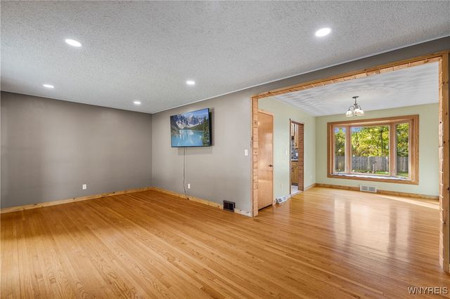 922 North Hewitt Drive, Lewiston, NY 14092