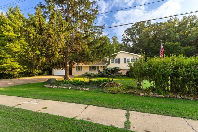 6655 Crow Creek Road, Bettendorf, IA 52722