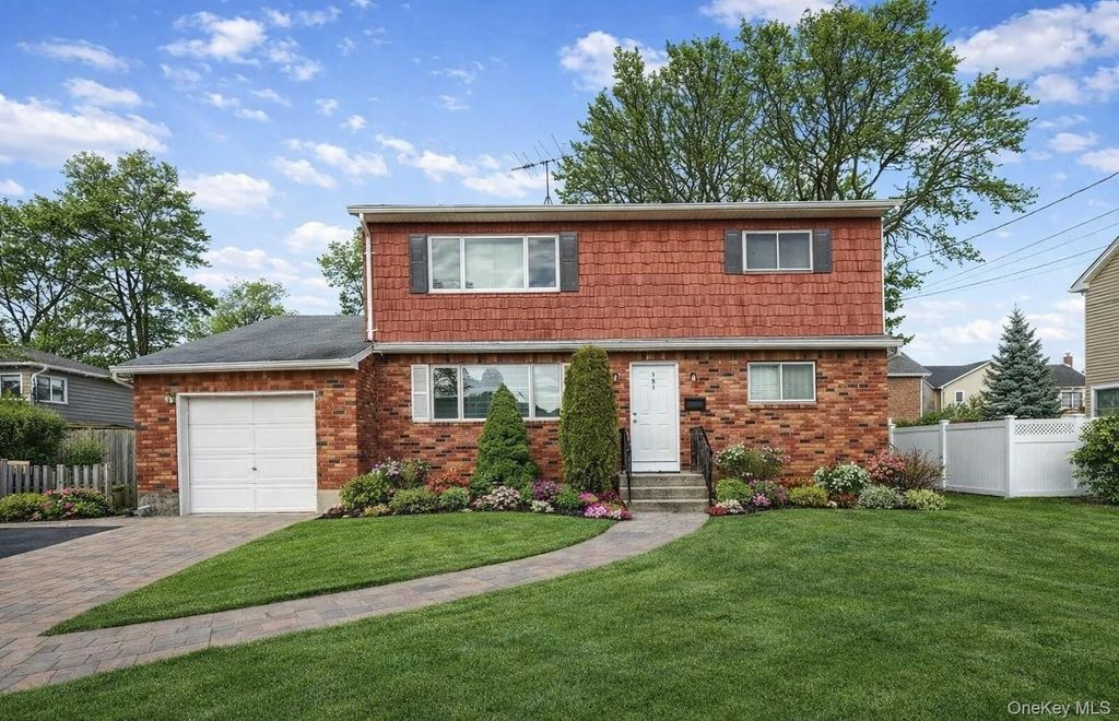 191 N Hickory Street, Massapequa, NY 11758