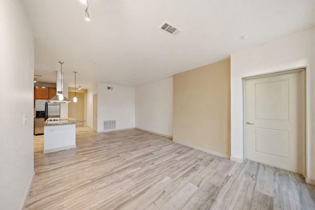 505 Jackson Hill Street 206, Houston, TX 77007