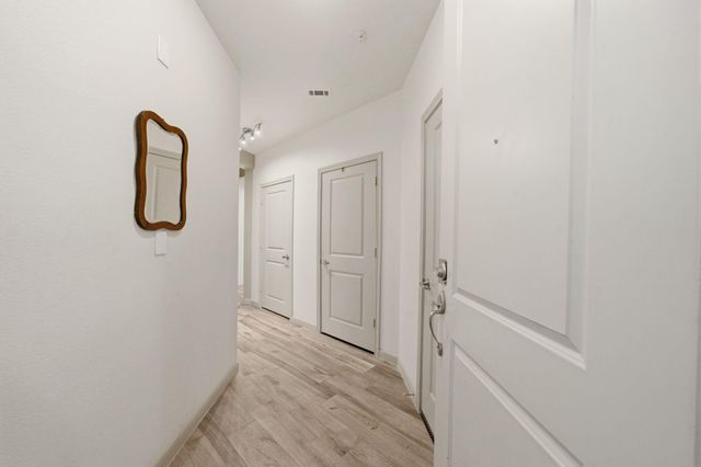 505 Jackson Hill Street 206, Houston, TX 77007