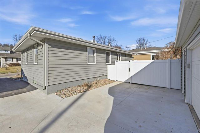 319 STEVEN Circle, Council Bluffs, IA 51503