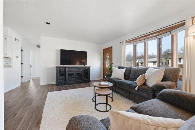 319 STEVEN Circle, Council Bluffs, IA 51503